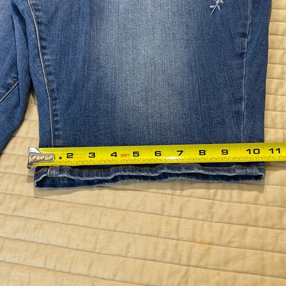 TORRID WOMENS SIZE 22 plus Blue Jean Shorts with Floral Detail on pocket